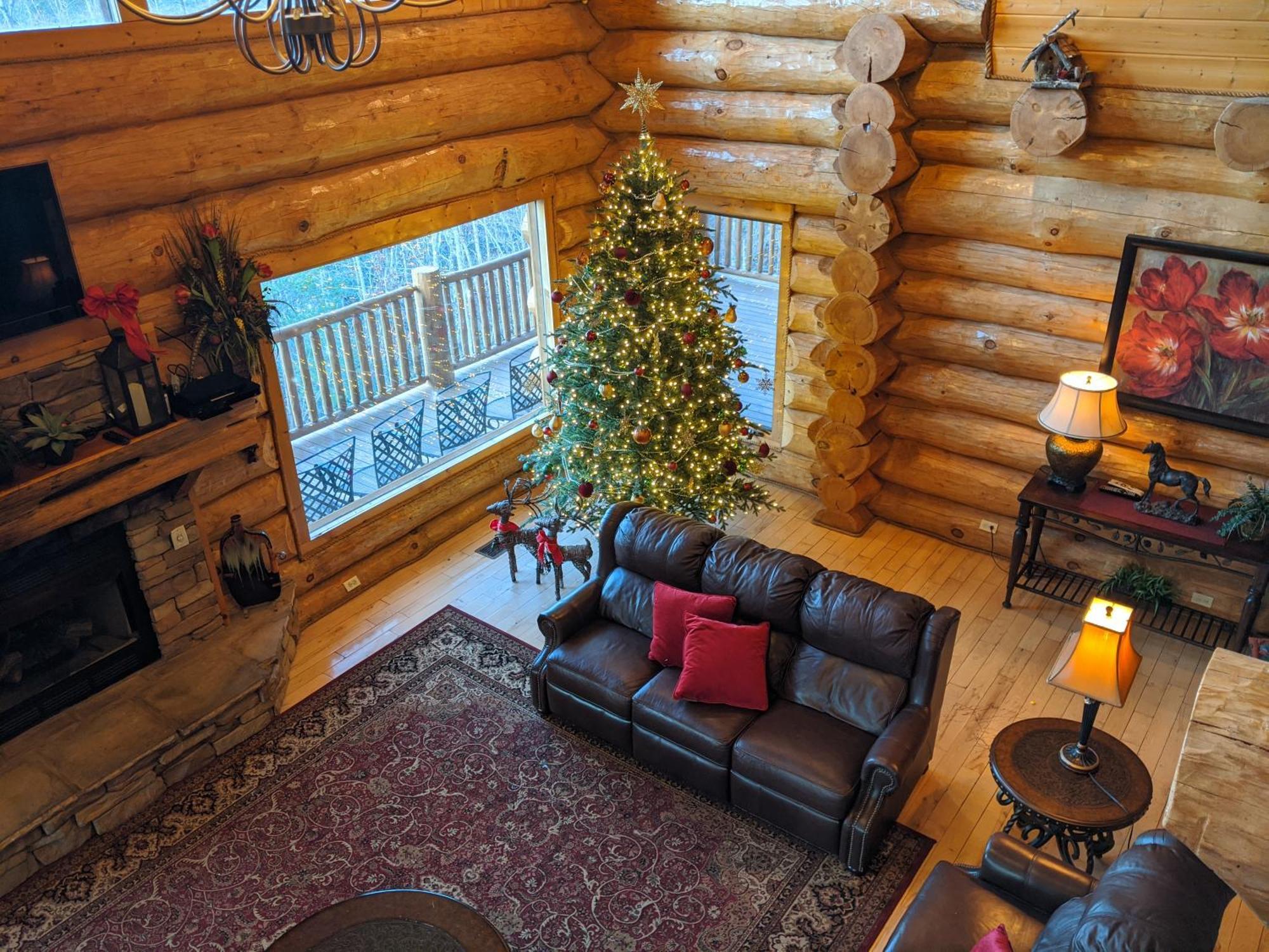 Big Bear Ridge Lodge: Mountain View Log Cabin Retreat Gatlinburg Exterior photo